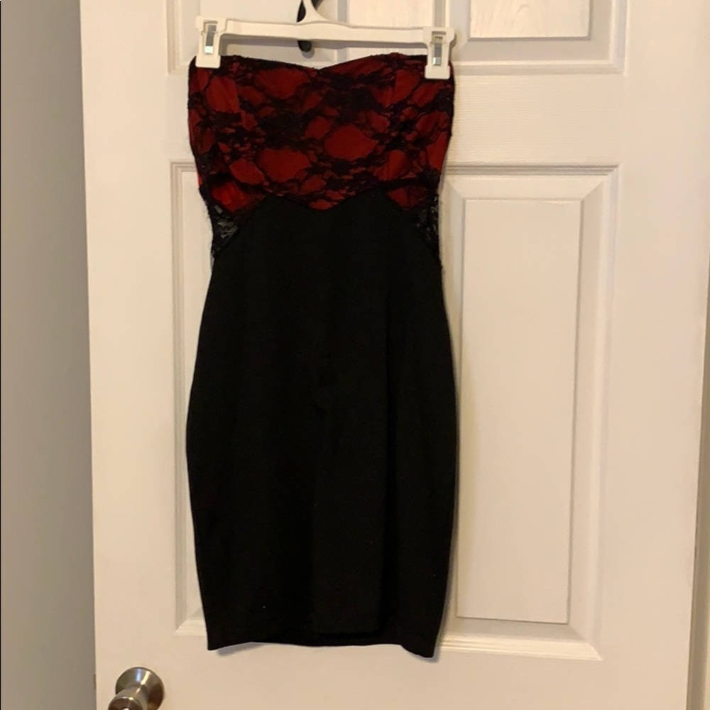 Red/black strapless dress
